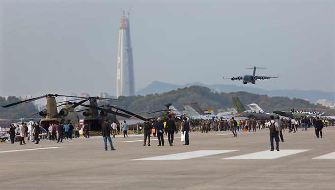 서울공항 활주로 저편으로 보이는 제2롯데월드 ⓒ 시사저널 임준선