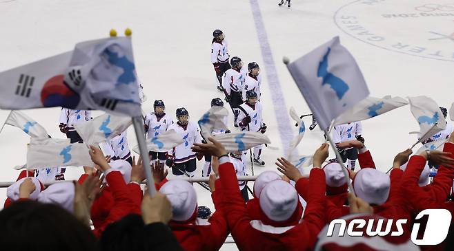 여자 아이스하키 단일팀이 10일 강원도 강릉 관동하키센터에서 열린 2018 평창동계올림픽 B조 조별리그 1차전에서 스위스와 경기를 펼치고 있다. 2018.2.11/뉴스1 © News1 허경 기자