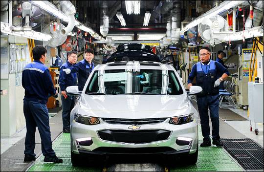 한국지엠 말리부 조립 라인에서 직원들이 차량을 검수하고 있다.ⓒ한국지엠