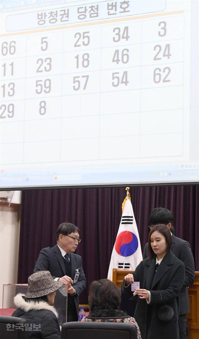 12일 오전 서초동 서울회생법원에서 '비선실세' 최순실 씨의 국정농단 사건 1심 선고 공판 방청권 추첨이 진행되고 있다. 선고는 다음날 오후 대법정에서 열릴 예정이다. 서재훈기자 spring@hankookilbo.com