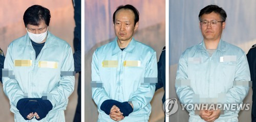 문고리 3인방 안봉근(왼쪽부터) 전 청와대 비서관, 이재만 전 청와대 비서관, 정호성 전 청와대 부속비서관이 지난달 19일 오후 서초구 서울중앙지법에서 열린 박근혜 전 대통령의 '국정농단' 관련 속행공판에 출석하기 위해 호송차에서 내려 법정으로 향하고 있다. [연합뉴스]