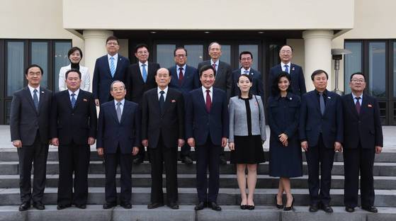 지난 11일 서울 광진구 워커힐 호텔에서 이낙연 국무총리(앞줄 가운데)가 주재한 북한 고위급대표단과의 오찬을 마치고 김여정 북한 노동당 중앙위 제1부부장(화면상 이 총리 오른쪽)과 김영남 북한 최고인민회의 상임위원장(이 총리 왼쪽) 일행과 기념촬영을 하고 있다. [총리실 제공=연합뉴스]