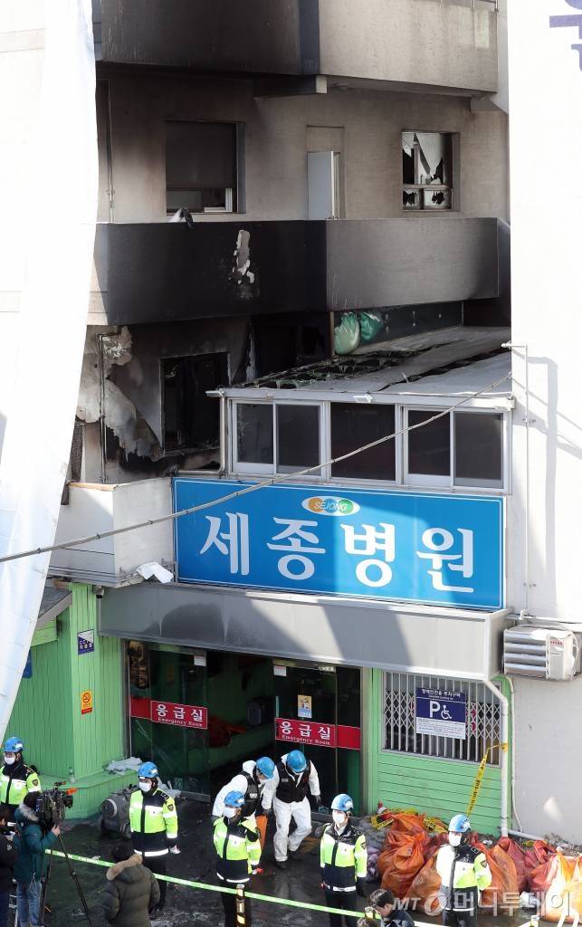 경찰, 국립과학수사연구원, 한국전기안전공사 등 관계자들이 지난달 27일 오후 대형 화재 참사가 발생한 경남 밀양시 가곡동 세종병원에서 합동 감식을 하고 있다. /사진=김창현 기자