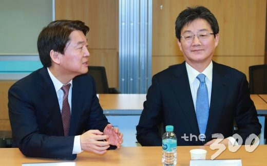 바른정당 유승민, 국민의당 안철수 대표가 9일 오후 서울 여의도 국회 의원회관에서 청년정당 '우리미래'와의 당명문제로 인해 재선정된 통합신당의 새당명 '바른미래당'의 PI 공개에 앞서 대화를 하고 있다. /사진=이동훈 기자