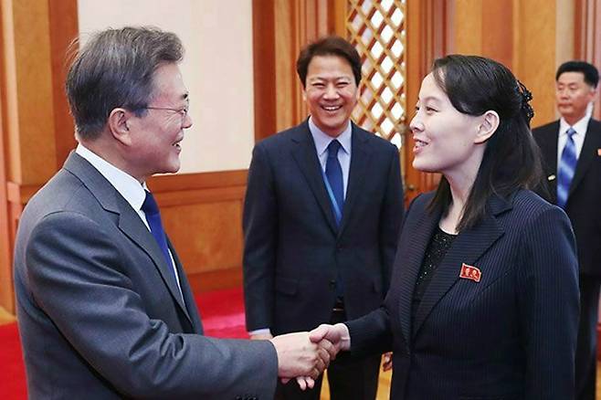 문재인 대통령과 악수 하는 김여정 노동당 중앙위원회 제1부부장 (사진=청와대 제공/자료사진)