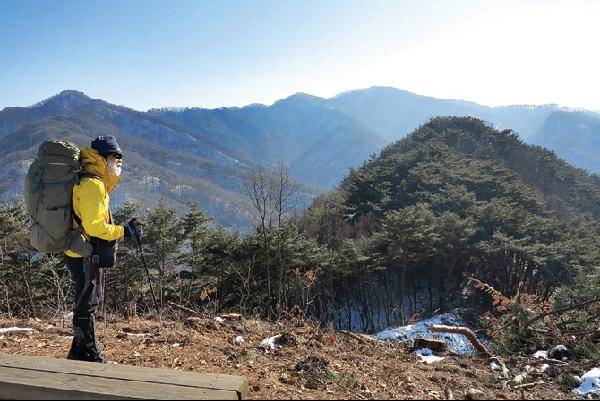 [월간산]빙산에서 21분 거리인 390.1m봉을 지난 쉼터(벤치 2개)에서 남으로 본 매봉(왼쪽)과 661.1m봉 서릉 444.6m봉(오른쪽 뒤).