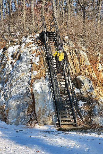 [월간산]가산초교 갈림길 푯말에서 15분 내려간 곳인 임도 절개지와  철계단.
