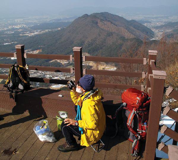 [월간산]순정마루 전망데크에서 북으로 본 구봉산. 오른쪽 끝은 동면소재지이다.