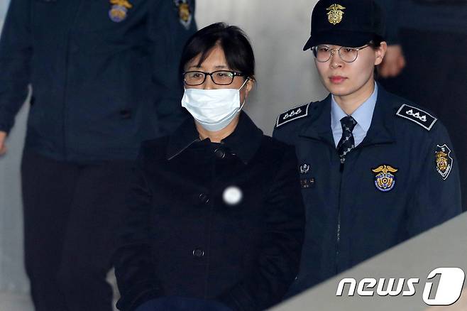 최순실, 1심 선고 공판 시작(1보) | 인스티즈