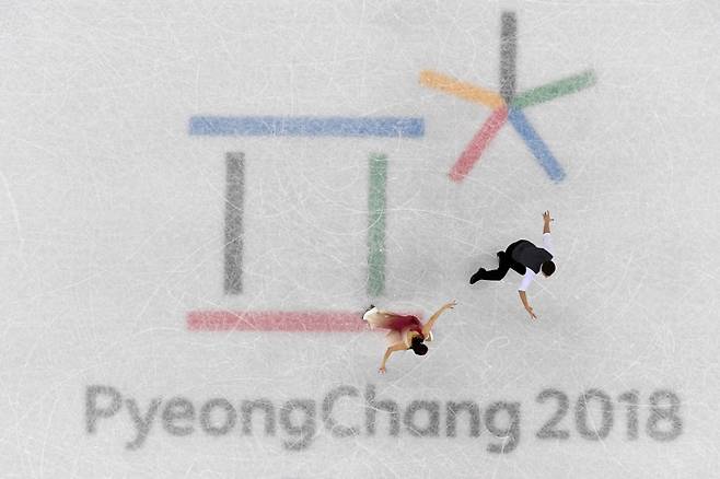 예카테리나 보브로바-드미트리 솔로비에프(러시아)가 12일 오전 강원도 강릉 아이스아레나에서 아이스댄스 연기를 펼치고 있다. /AFPBBNews=뉴스1