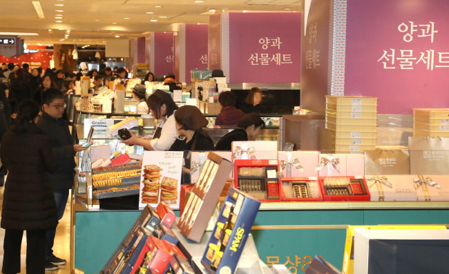 Customers browse through Seollal gift sets displayed at Lotte Department Store in Seoul. (Yonhap)