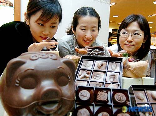 신기한 초콜릿 비누 - 12일 오전 서울 소공동 롯데백화점 본점에서 발렌타인 데이를 앞두고 이색 초콜릿 비누를 고객들에게 선보이고 있다. 모양과 향이 초콜릿과 같은 비누를 포함, 커플속옷, 커플 손수건 등 다양하고 이색적인 상품들을 전시 판매한다.뉴시스 신기한 초콜릿 비누 - 12일 오전 서울 소공동 롯데백화점 본점에서 발렌타인 데이를 앞두고 이색 초콜릿 비누를 고객들에게 선보이고 있다. 모양과 향이 초콜릿과 같은 비누를 포함, 커플속옷, 커플 손수건 등 다양하고 이색적인 상품들을 전시 판매한다.뉴시스