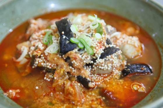 강릉, 속초 등 강원도 동해안에서 많이 먹는 도치알탕을 평챵휴게소에서도 맛볼 수 있다. [중앙포토]