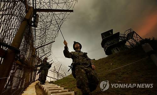남방한계선 철책을 점검하는 군인들 [연합뉴스 자료사진]