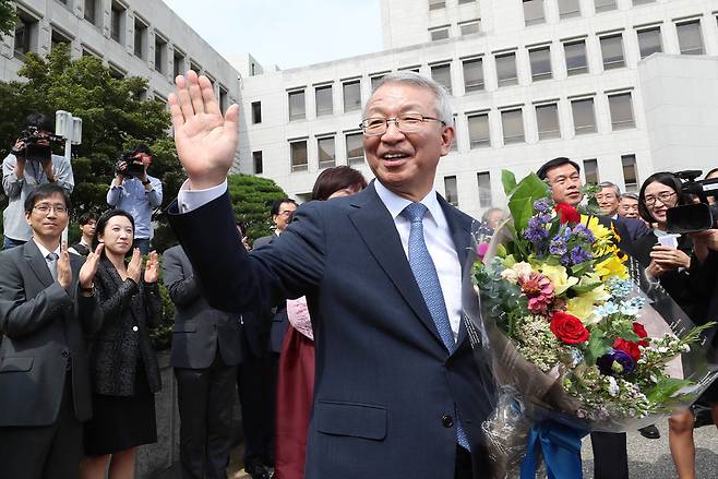 양승태 전 대법원장이 지난해 9월22일 오전 서울 서초구 대법원에서 열린 퇴임식을 마치고 직원들에게 인사하며 차에 오르고 있다. 그는 판사 블랙리스트 의혹에 대한 추가조사를 끝내 거부했지만, 후임 김명수 대법원장 취임 뒤 이뤄진 추가조사에서 원세훈 전 국정원장 재판에 대한 동향 문건과 법관 사찰 정황 문건 등이 일부 드러나면서 검찰에 고발당하는 불명예를 안게 됐다. 그는 현재 스페인 여행하고 있는 것으로 알려졌다. 신소영 기자 viator@hani.co.kr