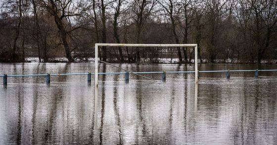 폭우로 물에 잠긴 축구장. [AFP=연합뉴스]