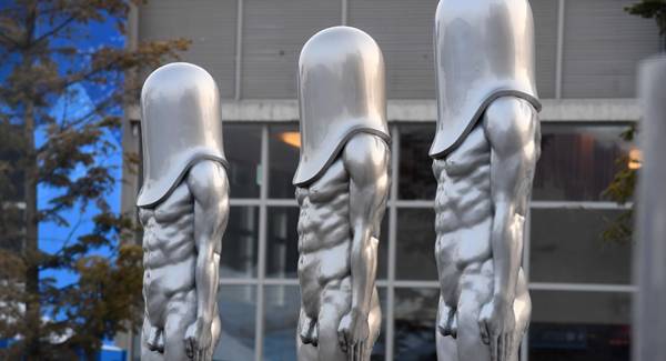 평창군 알펜시아 리조트에 설치된 총알맨들. /사진=김호영 기자