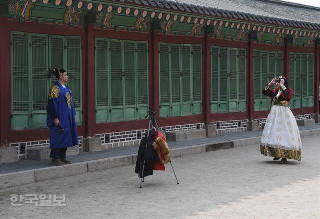 [저작권 한국일보] 삼각대의 다른 용도?