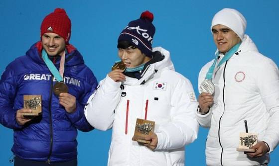 아시아 최초로 썰매 종목에서 금메달을 획득한 스켈레톤 윤성빈이 16일 오후 강원 평창 메달플라자에서 열린 2018 평창 동계올림픽 메달 세리머니에서 금메달을 받은 후 은메달 니키타 트레구보프(OAR, 오른쪽), 돔 파슨스(영국)와 포즈를 취하고 있다. [뉴스1]
