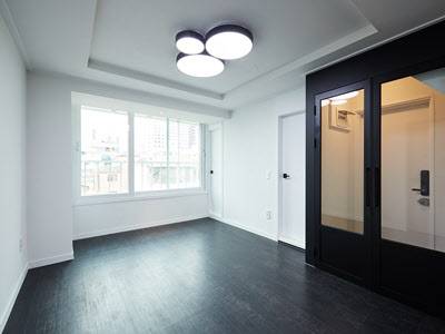 원형 LED 조명을 단 거실. /집닥 제공