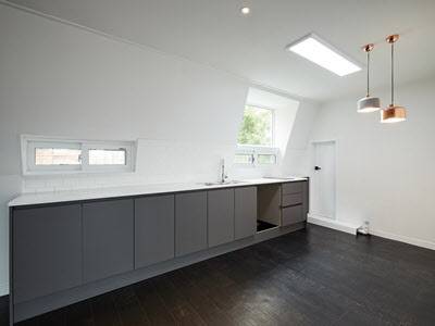 상부장을 없애고 하부장을 길게 설치한 주방. /집닥 제공