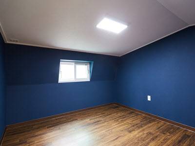 새로 창을 내 답답함을 해소한 2층 방. /집닥 제공