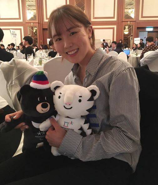 수호랑 인형과 평창 패럴림픽 마스코트 반다비를 들고 있는 김아랑. [사진 김아랑 인스타그램]