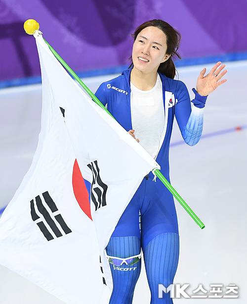 이상화는 눈물을 그치고 밝은 미소로 관중들에게 화답했다.