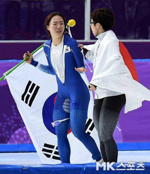 이상화와 고다리아가 서로를 축하하고 있다.