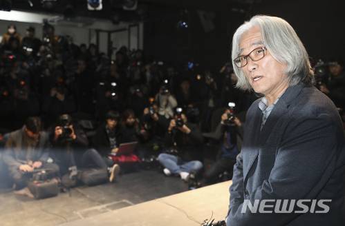 【서울=뉴시스】최진석 기자 = '성추행 논란'에 휩싸인 이윤택 전 극단 연희단거리패 예술감독이 19일 오전 서울 종로구 30스튜디오에서 성추행 관련 기자회견을 하고 있다. 한편 한국극작가협회는 이 전 감독을 회원에서 제명한다고 지난 17일 입장을 냈다. 이와 함께 한국여성연극협회가 성명을 내는 등 각종 연극 단체에서도 이 전 감독 사태에 대한 비판의 목소리를 높이고 있다. 2018.02.19.  myjs@newsis.com