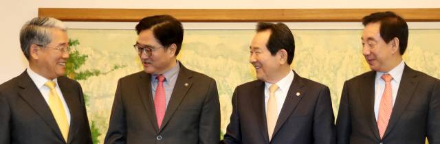 정세균 국회의장과 교섭단체 3당 원내대표가 5일 국회에서 열린 교섭단체 원내대표 정례회동에서 대화하고 있다. 왼쪽부터 국민의당 김동철·더불어민주당 우원식 원내대표, 정세균 의장, 자유한국당 김성태 원내대표./연합뉴스