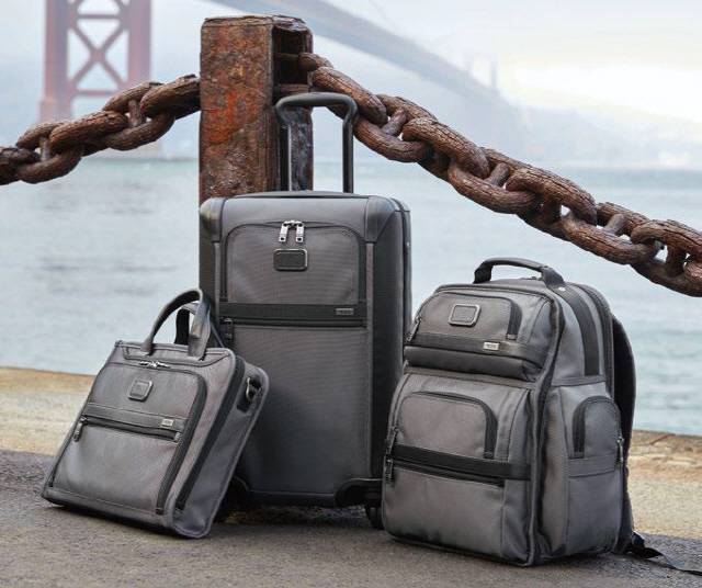 (왼쪽부터) 알파2 슬림 디럭스 포트폴리오 (Alpha2 Slim Deluxe Portfolio)와 알파2 프론트 리드 인터내셔널 캐리 온 (Alpha2 Front Lid International Carry-On), 알파2 투미 티패스 비즈니스 클래스 브리프 팩 (Alpha2 TUMI T-Pass Business Class Brief Pack)