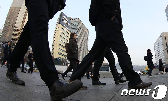 서울 종로구 광화문 네거리에서 시민들이 출근길 걸음을 재촉하고 있다. /뉴스1 © News1 송원영 기자