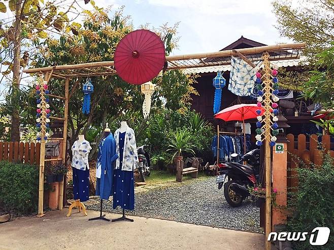 산캉 마을에 있는 천연 염색 소재의 옷들을 판매하는 안다만 인디고 타이 다이© News1