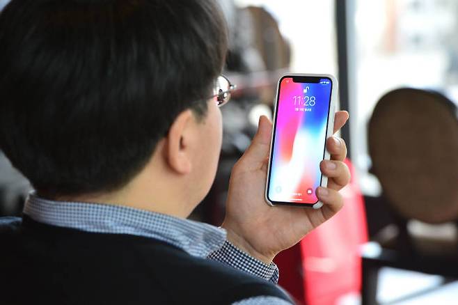 본지 윤건일 기자가 페이스ID로 화면 잠금을 해제하고 있는 모습. 화면 속 자물쇠 이미지가 풀린 것을 볼 수 있다.김동욱기자 gphoto@etnews.com