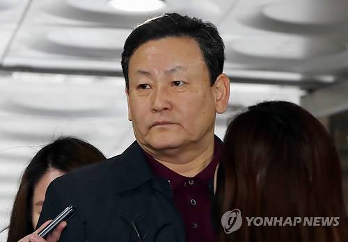 (서울=연합뉴스) 하사헌 기자 = 이명박 전 대통령의 차명재산을 관리해온 것으로 알려진 다스 협력업체 '금강' 이영배 대표가 특정경제범죄가중처벌법상 횡령 및 배임 등의 혐의에 대한 구속 전 피의자 심문(영장실질심사)을 받기 위해 19일 오전 서울중앙지법에 들어서며 취재진의 질문을 받고 있다. 2018.2.19