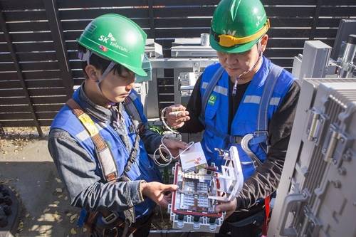 5G-PON 솔루션 장비 설치 SK텔레콤 직원들이 5G-PON 솔루션 장비를 설치하고 있는 모습. [SK텔레콤 제공]