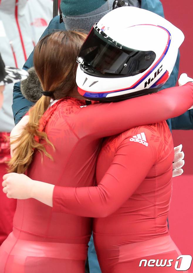 대한민국 김유란, 김민성이 21일 오후 강원도 평창군 올림픽 슬라이딩 센터에서 열린 2018 평창동계올림픽 봅슬레이 여자 2인승 4차 주행을 마치고 포옹을 하고 있다. 2018.2.21/뉴스1 © News1 이재명 기자