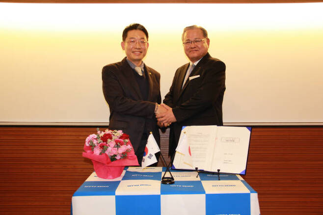 지난 6일 일본 니토세이코 본사에서 열린 엔에프와 니토세이코의 지분 투자 및 공동기술개발 협약식에서 이상곤 엔에프 대표(왼쪽)와 자이키 마사미 니토세이코 대표가 악수하고 있다.