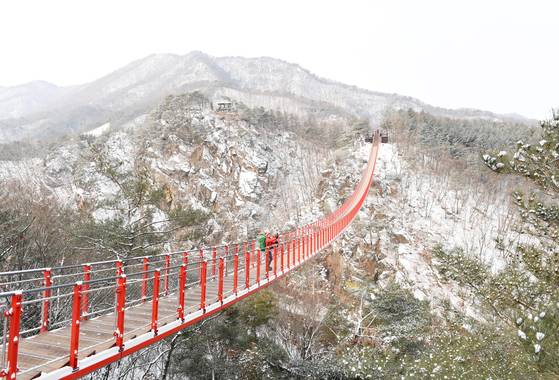 경기도 파주시 적성면 감악산 기슭에 위치한 ‘감악산 출렁다리’. 개장 14개월 만에 방문객 100만명을 돌파하며 단숨에 수도권 관광명소로 떠올랐다. [사진 파주시]