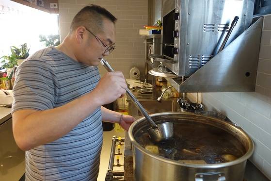 전략상품이자 대표 음식인 태국 국밥에 쓰려고 갈비를 삶아 국물을 만들면서 부유물을 걷어내는 김남성 셰프.
