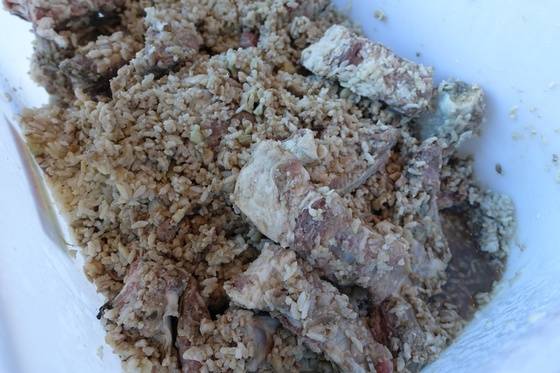 삭힌 돼지 등갈비 튀김인 냄씨콩무텃에 쓰려고 등갈비를 쌀밥과 다진 마늘에 버무려 삭히고 있다.