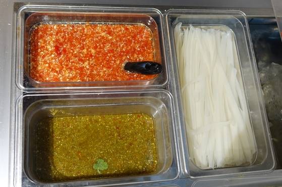 해산물용 소스와 튀김소스, 볶음용 쌀국수(왼쪽 아래부터 시계방향).