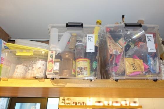 선반의 투명한 수납 통에는 다양한 요리를 해보려고 준비한 조리도구와 향신료·소스·쌀·국수 등 여러 가지 식재료가 들어있다. 국내는 물론 중국·태국·라오스·인도네시아·필리핀 등지에서 사 모았다.