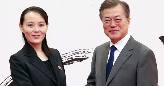 문재인 대통령이 10일 오전 청와대를 방문한 김정은 북한 노동당 위원장의 여동생 김여정 노동당 중앙위 제1부부장과 접견에 앞서 악수하고 있다. [연합뉴스]