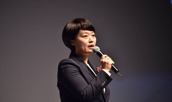 한성숙 네이버 대표가 21일 서울 강남구 삼성동에서 열린 '네이버 커넥트 2018'에서 네이버의 정책에 대해 발표하고 있다. [사진 네이버]