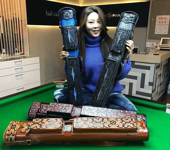 볼투리 큐 케이스를 손에 들고 김가영이 포즈를 취하고 있다.(사진=김가영아카데미)