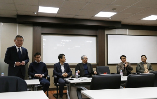 지진 전문가 토론회 (대구=연합뉴스) 한무선 기자 = 경북대 지진특화연구센터가 21일 경북대 자연과학대 교수세미나실에서 개최한 전문가 토론회에서 참석한 전문가들이 토론하고 있다. 2018.2.21       mshan@yna.co.kr