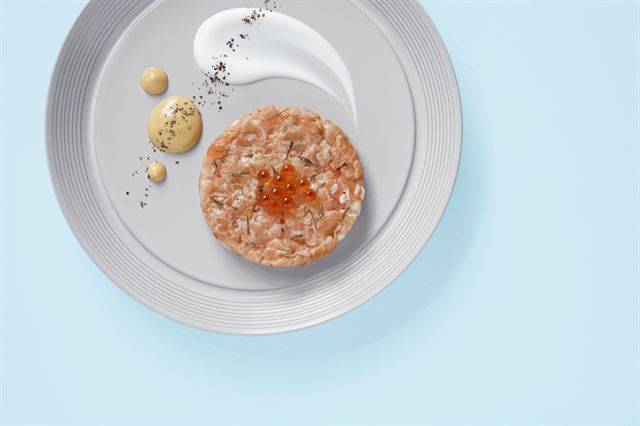 플레이팅은 디자인처럼 점, 선, 면, 입체, 색, 공간 등 음식의 요소를 활용해 아름답고 먹음직스러운 차림새를 만들어내는 것이다. 집에서도 따라 할 수 있는 연어 타르타르와 요거트, 디종 머스터드 소스와 통 후추가루로 레스토랑 같은 플레이팅을 시도해봤다. 기사에 사용된 그릇은 모두 오덴세의 ‘아틀리에 노드’ 라인. 단순한 생김새로 기본적인 플레이팅을 설명하기에 적합하다. 강태훈 포토그래퍼