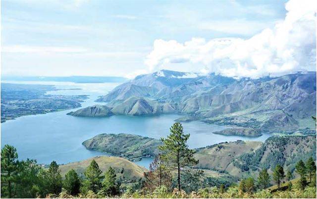 또바 호수를 한 눈에 내려다 볼 수 있는, ‘인증샷’을 위해서라도 꼭 가야 하는 곳이다. 보통 카메라로 한 컷에 이 광활한 전경을 담기 어렵다. 파노라마 사진으로도 살짝 부족하다. 드론이나 고프로 같은 장비가 있으면 좋다.